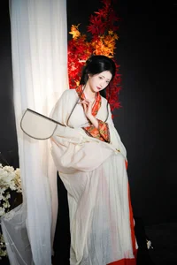 The Poetry of Portraits: Exploring the Art Language of Tu Ya W-5