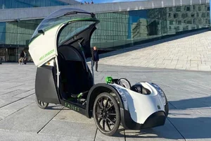 TwoZero Electric Bike: The Futuristic 4-Wheel E-Bike with a Spaceship Cockpit for Sustainable Urban Commuting and Energy-Efficient Travel-9