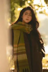 Discover the Serene Natural Beauty of an Asian Girl in a Warm Golden Hour Portrait 1047274-3