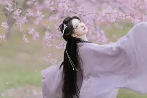 Ethereal Beauty: Qi Luo Sheng De Xiao Su Su Amidst Cherry Blossoms - YiTuYu Vol.8793-16