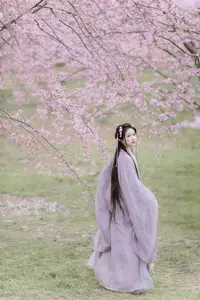 Ethereal Beauty: Qi Luo Sheng De Xiao Su Su Amidst Cherry Blossoms - YiTuYu Vol.8793-1