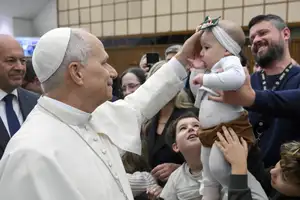 Pope Francis's Heartwarming Blessing: A Christmas Moment of Grace at the Vatican - VnExpress-0