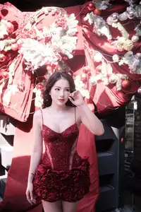 Loan Barbie: Running Nurse Stuns with Alluring Christmas Look and Radiant Charm-1