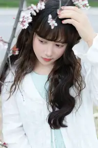 Discover Yi Ke Chong Ya (YiTuYu Vol.8721) in Spring Blossoms: Poetic Charm & Allure-7