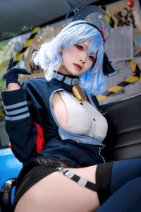 Stunning Amau Ako Cosplay by Jiu Qi Miao: A Masterpiece of Blue Archive Art-3