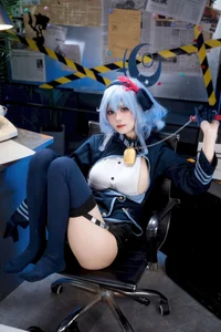 Stunning Amau Ako Cosplay by Jiu Qi Miao: A Masterpiece of Blue Archive Art-5