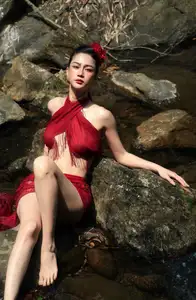 Tran Ngoc Bich: Alluring Beauty & Chic Style in a Vibrant Silk Dress-8