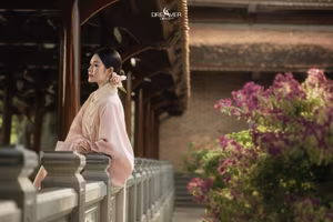 XVG No.50: Elegant Vietnamese Woman in Pink Traditional Dress, Conical Hat, Serene Beauty.-6