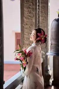 Graceful Vietnamese Ao Dai Beauty in Ancient Architecture-1