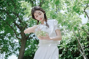 Elegant Summer Portraiture: Lin Miao Xin in YiTuYu Art Language Vol.9107 – Captured in Soft Sunlight and Natural Shadows-4