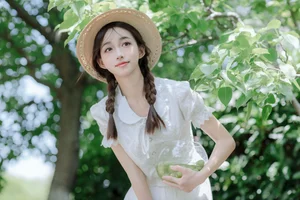 Elegant Summer Portraiture: Lin Miao Xin in YiTuYu Art Language Vol.9107 – Captured in Soft Sunlight and Natural Shadows-20