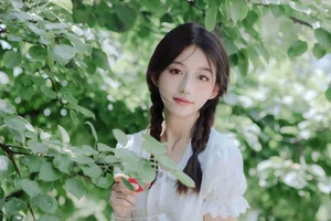 Elegant Summer Portraiture: Lin Miao Xin in YiTuYu Art Language Vol.9107 – Captured in Soft Sunlight and Natural Shadows-24