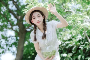 Elegant Summer Portraiture: Lin Miao Xin in YiTuYu Art Language Vol.9107 – Captured in Soft Sunlight and Natural Shadows-16