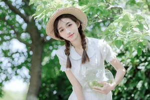 Elegant Summer Portraiture: Lin Miao Xin in YiTuYu Art Language Vol.9107 – Captured in Soft Sunlight and Natural Shadows-21