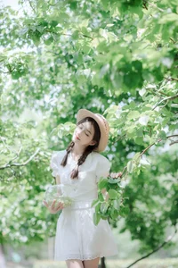 Elegant Summer Portraiture: Lin Miao Xin in YiTuYu Art Language Vol.9107 – Captured in Soft Sunlight and Natural Shadows-15