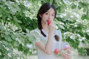 Elegant Summer Portraiture: Lin Miao Xin in YiTuYu Art Language Vol.9107 – Captured in Soft Sunlight and Natural Shadows-23