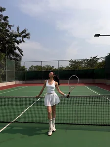 Streamer Mina Young Showcases Sporty Tennis Style and Active Lifestyle on the Court-4