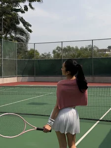 Streamer Mina Young Showcases Sporty Tennis Style and Active Lifestyle on the Court-2