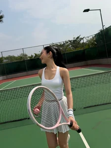Streamer Mina Young Showcases Sporty Tennis Style and Active Lifestyle on the Court-5