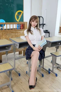 Elegant Professional Fashion: Zoe in XiuRen Collection No.10750 – Sophisticated Portrait Photography and Modern Style Inspiration-21