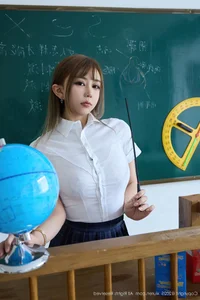 Elegant Professional Fashion: Zoe in XiuRen Collection No.10750 – Sophisticated Portrait Photography and Modern Style Inspiration-17