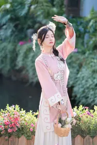 YiTuYu - Vol.8795 Yang Min Ting: Graceful Hanfu Beauty Amidst Spring Blossoms-10