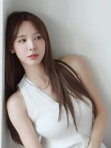 Exploring Lee Na Yeon’s Luxurious Lifestyle: The Rising Star of Korean Reality TV and Her Sophisticated Fashion Influence-0