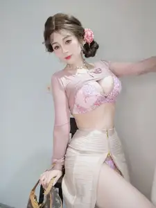 Feminine Coser: Charming Grace in Elegant Pink Attire 2024-11-24-23