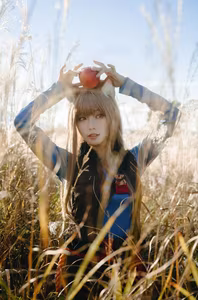 Coser Ely_eee: Holo's Radiant "Soft Glow" Cosplay Amidst Warm Grass-21