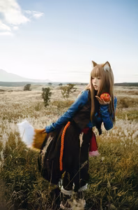 Coser Ely_eee: Holo's Radiant "Soft Glow" Cosplay Amidst Warm Grass-6