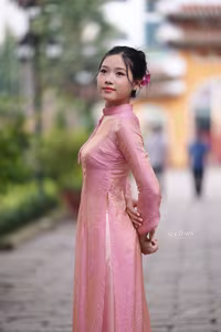 VGU No.136: The Graceful Pink Ao Dai: Vietnamese Beauty Embracing Tradition and Serenity-4