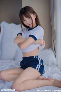 MTYH Vol.222 Cool Gym Suit: Charming Schoolgirl's Relaxed Pose in Sporty Attire-5