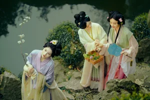 Ethereal Spring Glow: Yu Wei Jiang Captivates in the Art Language Vol. 9069 Photography Series-13