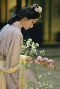 Ethereal Spring Glow: Yu Wei Jiang Captivates in the Art Language Vol. 9069 Photography Series-0