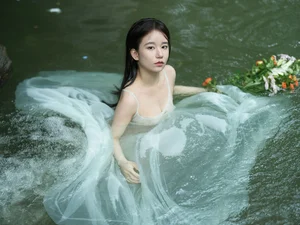 Ethereal Art Photography: YiTuYu Art Language Vol.9249 Featuring Tang Yu Xuan as Ophelia in the Water – Stunning 15-Piece Aesthetic Portrait Collection-14