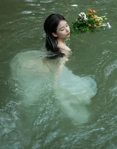 Ethereal Art Photography: YiTuYu Art Language Vol.9249 Featuring Tang Yu Xuan as Ophelia in the Water – Stunning 15-Piece Aesthetic Portrait Collection-7