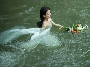 Ethereal Art Photography: YiTuYu Art Language Vol.9249 Featuring Tang Yu Xuan as Ophelia in the Water – Stunning 15-Piece Aesthetic Portrait Collection-4