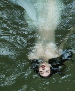 Ethereal Art Photography: YiTuYu Art Language Vol.9249 Featuring Tang Yu Xuan as Ophelia in the Water – Stunning 15-Piece Aesthetic Portrait Collection-9