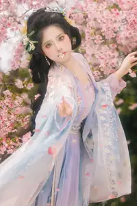 YiTuYu Vol.8666 Xian Lu: Ethereal Hanfu Beauty Amidst Cherry Blossoms-2