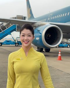 Charming Flight Attendant in Ao Dai: A Smile That Captivates All Eyes-3