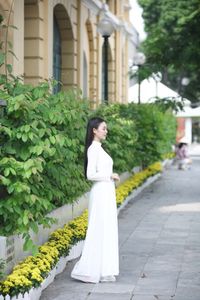 Elegant Vietnamese Ao Dai Beauty Amidst Vibrant Flower Market: Youthful Charm-0