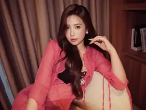 Discover Alluring Beauty: Asian Girl with Exquisite Fashion Style Captivating Every Gaze-4