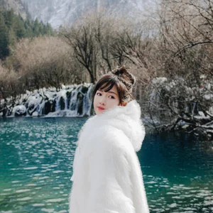 Kieu Trinh Xiu embraces Hanoi winter with her sweet doll-like beauty-0