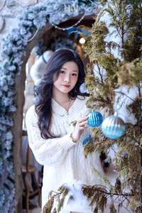 XVG No.41: Winter Wonderland Muse Decorating Sparkling Christmas Tree-2