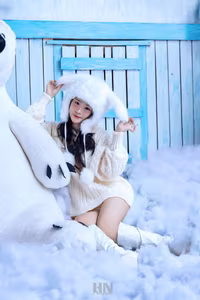 XVG No.41: Winter Wonderland Muse Decorating Sparkling Christmas Tree-1