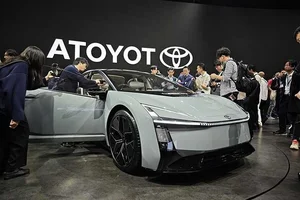 The All-New Toyota Corolla 2027: A Futuristic 13th Generation Sedan Featuring Electrified Performance, Sleek Aerodynamics, and Next-Level Hybrid Technology for Modern Drivers.-7