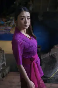 Moemi Katayama: Elegant in Purple Amidst a Traditional Market - Bamboo e-Book Hanabira-7