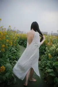 YiTuYu Vol.8614 Yi Yi: Enchanting Beauty Amidst Blooming Flowers - A Dreamy Vision-9