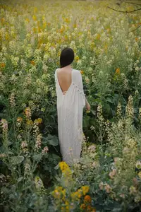 YiTuYu Vol.8614 Yi Yi: Enchanting Beauty Amidst Blooming Flowers - A Dreamy Vision-23