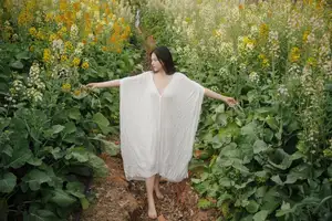 YiTuYu Vol.8614 Yi Yi: Enchanting Beauty Amidst Blooming Flowers - A Dreamy Vision-7